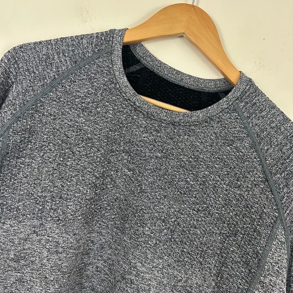 Lululemon Engineered Warmth Shirt Mens M Gray Stretch Long Sleeve Performance